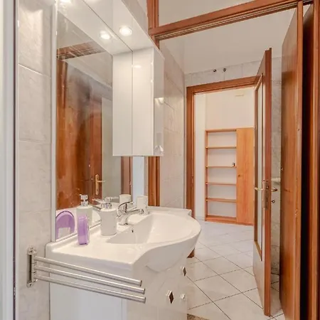 Appartement Bilocale In Area Servita E Ben Collegato Al Centro