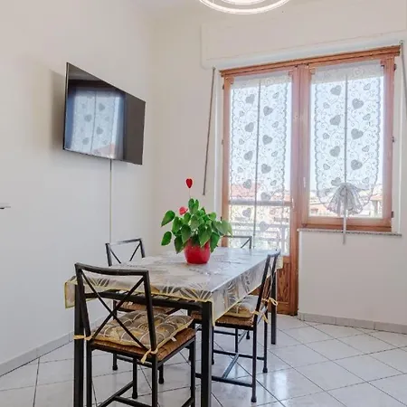 Appartement Bilocale In Area Servita E Ben Collegato Al Centro